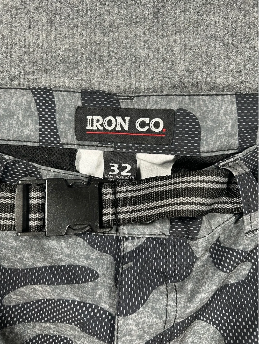 Iron Co. Men's Gray and Black Camouflage Cargo Shorts with Belt Size 32
